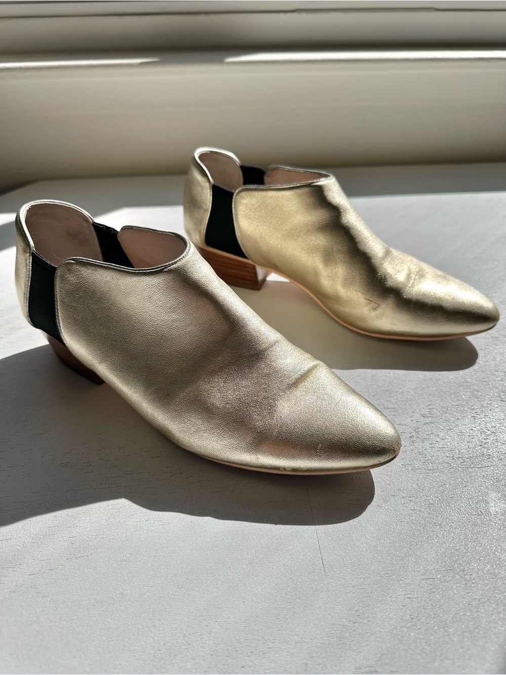 Intentionally blank metallic gold pointed toe leather ankle bootie EU 39 US 8.5
